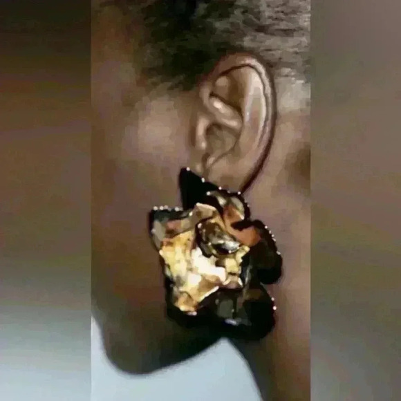 Zara Emerald Flower Earrings - Picture 3 of 6